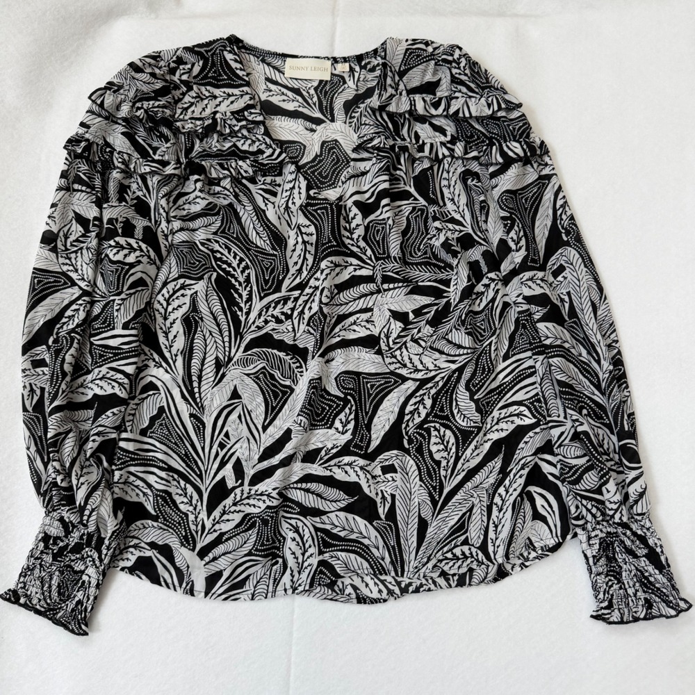 Sunny Leigh Black White Leaf Print Ruffle Blouse Size M Smocked Cuffs Boho Top